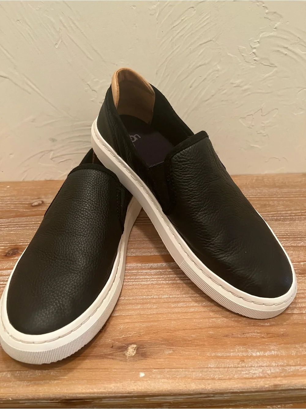 UGG Alameda Women’s Black Leather Slip-On Sneakers with White Sole Size 8 - Picture 4 of 8